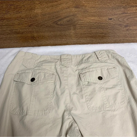 Eddie Bauer Vashon fit beige cargo capris size 4 wide belt loops - Picture 10 of 10